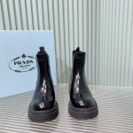 普拉达Prada 2024新款 厚底靴系列 简约大气百搭系列 牛皮／开边珠牛皮面 羊皮内里 原版大底 35-41码