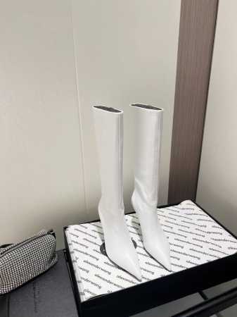 Alexander Wang 亚力山大.王 秋冬 新品纽约时装周字母高跟长靴 ins风新款推出 这款继续延续了大王的经典简洁风 讲究线条的设计理念 非常的适合冬 - 点击图像关闭