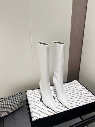 Alexander Wang 亚力山大.王 秋冬 新品纽约时装周字母高跟长靴 ins风新款推出 这款继续延续了大王的经典简洁风 讲究线条的设计理念 非常的适合冬