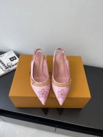 louis Vuitton 25Ss春夏新款 猫跟凉鞋 Lv经典标志Logo 采用彩色以及鞋面的大面积底色作为对比 创造出鞋面的白三彩或者是黑三彩元素风格，成就