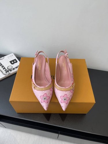 louis Vuitton 25Ss春夏新款 猫跟凉鞋 Lv经典标志Logo 采用彩色以及鞋面的大面积底色作为对比 创造出鞋面的白三彩或者是黑三彩元素风格，成就
