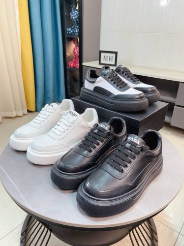 出厂价P 普拉达 Prada 奢华时尚的高端产品完美的楦型加上顶级的手工制作，使得本款鞋子立马形成了一股浓郁的贵族气息。进口头层牛皮搭配布洛克雕花工艺牛皮内里法