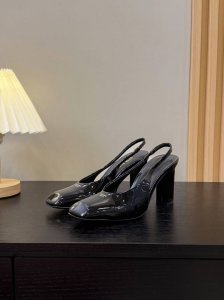 出厂价 25年新款上市走秀明星新品时尚潮流 PRADA 普拉达 方头高跟方跟粗跟凉鞋后空单鞋。能够完美的修饰脚型，让你的双脚看起来又纤细又修长，自带一种优雅和锐