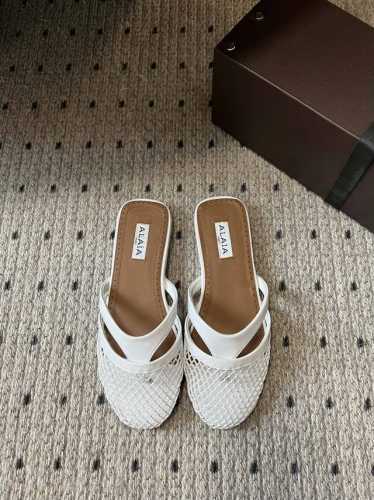 顶级品质 P380 Alaia 25Ss 平底夹趾网鞋包头半拖 兜兜转转还得是Alaia 极致的舒适和百搭 交叉带的设计有种芭蕾舞的感觉 章小蕙同款 甜酷芭蕾风