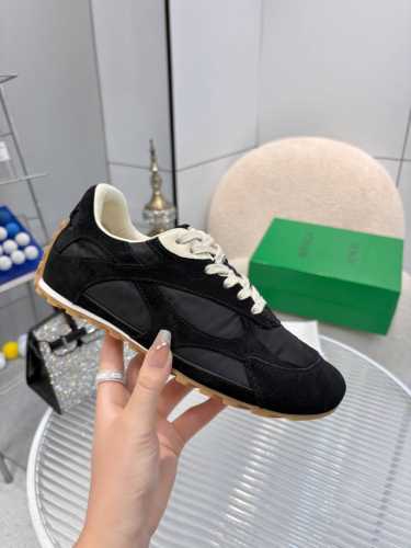 实价： Bottega Veneta火爆新款运动鞋休闲鞋徳训鞋 Bv 90年代复古风格为灵感，鞋面选用网纱面料，呼应品牌标志性Intrecciato编织元素，展