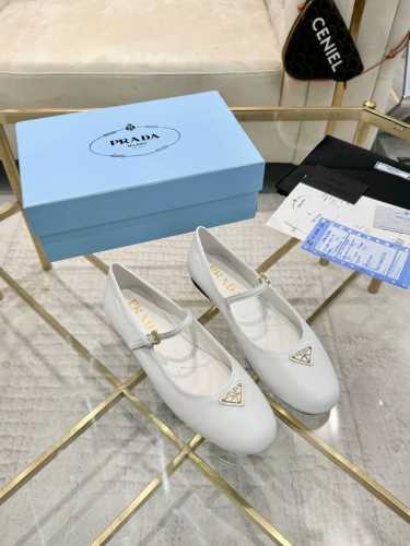 上新 现货拆原板1:1复刻 最高版本 Prada 早秋走秀T台爆款 最新秋款 平底出游系列 出厂价P 原版1:1模具大底 女神必备 上脚超级舒适 减龄 鞋面釆用