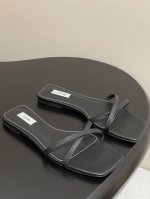 toteme 25Ss夏季新款 极简方头交叉带平底凉拖鞋 呈现的利落融合很的完美 全绵羊皮打造上脚超级舒适 无是论休闲度假还是优雅知性 都驾得驭很好 比象想中更