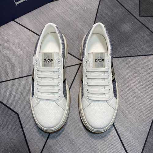 2025最新升级版Dio R 采用牛皮精心制作 饰以 Oblique 印花 搭配饰以 Dior 标志的鞋舌 侧面Logo 霸气十足 橡胶耐磨原版大底 休闲造型增