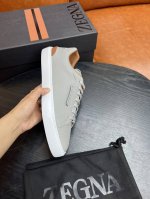 ermenegildo Zegna 杰尼亚 系带男士休闲板鞋此 Triple Stitch 运动鞋由荔枝纹小牛皮制成，鞋身外腰压印品牌名称，Ip超轻鞋底缝线鲜明