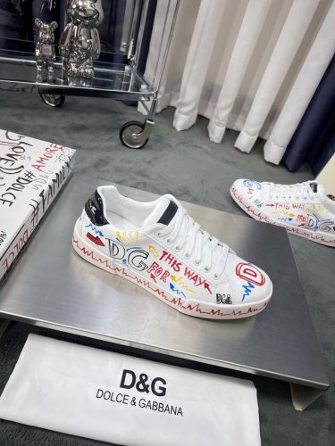 商品商标: Dolce&Gabbana 杜嘉&班纳 正码码数: 38-44 45定做 商品材料: 鞋面意大利牛皮涂鸦鞋面 羊皮垫脚内里 鞋底 原厂特供原版橡胶大