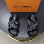出厂价： LV家 货源稳定四季有货: 情侣款Size：码数：女36-41 男38-44 45、46定制 LV 情侣款 路易威登专柜主打最新款压花拖鞋硬货上新代购
