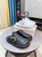 出厂价P Alexander Mcqueen 。麦昆拖鞋系列：高端品牌 牛皮扣制面，升级版大底，更轻便，防滑。市场顶级品质，潮人必备，夏季拖鞋的季节来了，穿起来