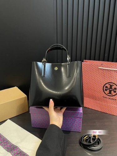 配折叠礼盒 托里伯奇 托特包 Tb 实用就算了，关键还好看 意外的高级感设计简单大方 挺括的包型非常适合通勤的姐妹尺寸25*20