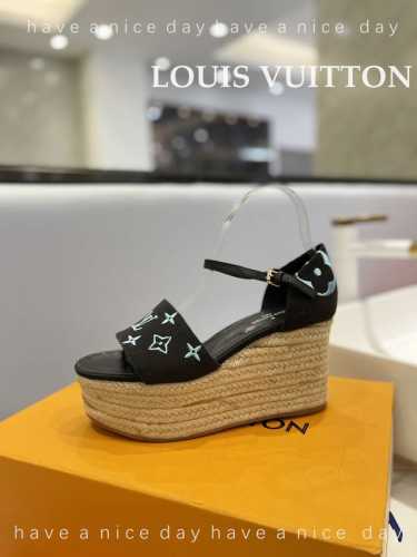 价格： LOUIS Vuitton 走秀款厚底凉鞋 香港原版购入一比一开模 今年的款式比去年增加了老花原素 显得更为大牌 牛仔布面款 内里垫脚全羊皮 水台原版麻