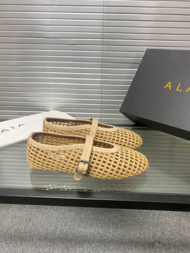 高品质Alaia 走秀款平底芭蕾舞平底单鞋 甜酷芭蕾风 人气超高的一款芭蕾舞鞋 浪漫又迷人舒适百搭 原版订制牛皮施华钻 面料 羊皮内里 私模橡胶防滑大底 码数