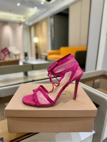 价格p： Gianvito Rossi 2025 这款高跟鞋 极简主义的 Elle、Gianvito Rossi 秉承了其传统意大利工艺，专注精巧细节，打造优雅