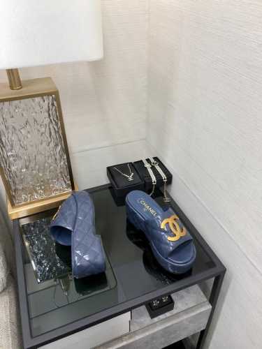 出厂价 顶级 品质 .小香2024春夏厚底坡跟拖鞋 油蜡皮鞋面 混种羊皮内里 垫脚 水台 大底原版1比1开模 Size：35-41 41定做不退换 原版包装配套