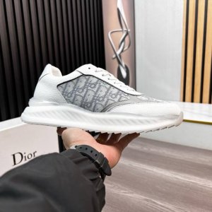 出厂价 迪奥新款休闲运动鞋 时尚百搭， 版型简洁大气， 面料采用进口牛皮配原版布料，透气网布内里，原版耐磨橡胶大底，独家新款，实物拍摄，三色可选，码数 38-4