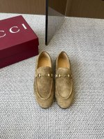 Gucci古驰 Jordaan系列女士乐福鞋 作为Gucci设计传承的杰出代表 马衔扣乐福鞋生动彰显经典优雅格调 这款鞋履甄选黑色漆皮打造，匠心融蕴浅金色调经典