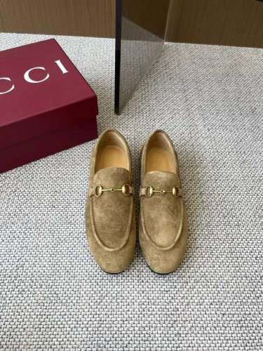 Gucci古驰 Jordaan系列女士乐福鞋 作为Gucci设计传承的杰出代表 马衔扣乐福鞋生动彰显经典优雅格调 这款鞋履甄选黑色漆皮打造，匠心融蕴浅金色调经典