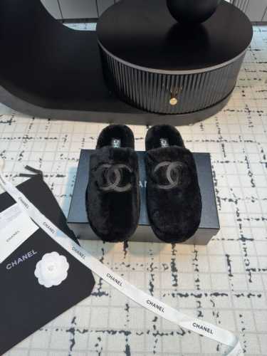 chanel fw24 new arrival～ 小香羊毛拖鞋新品，人见人爱的呀，太可爱了 时髦度与舒适度双双在线，公主风呀 皮毛一体材质，真材实料的，冬日绝配