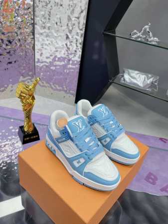 工厂价： 原版开发 品质出货 欢迎对比 Lv板鞋系列 Lv Trainer Maxi运动鞋将成衣系列的宽松廓形引入virgilabloh笔下的lvtrainer - 点击图像关闭