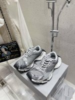 情侣款 Balenciaga巴黎世家最新订书机 老爹鞋 情侣款 休闲这双鞋特点可以用三个关键词概括：复古，阔型，老爹鞋 配送专柜精美包装 面料：原版定制进口科技