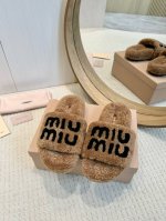 工厂批 miumiu 24B新款毛毛拖鞋！ 这款毛拖真的是真太可爱了～ 柔软蓬松的毛毛，舒服暖脚 增高显腿长 秋冬搭配袜子休闲又慵懒 上脚真的好看又时髦 进口羊