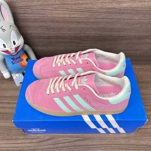顶级版本Adidas Originals Samba 德训低帮板鞋情侣款 粉蓝 货号: Ih5015 包装:全套得物配件毒盒配纯棉袜子一副。 码数:36 36.