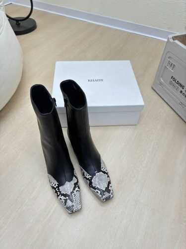 蛇纹系列 Khaite 猫跟方头系列 短靴 小牛皮 蛇纹牛皮 前卫、锋利和无畏的设计，让Khaite近年响亮时尚界。 2016年由设计师Catherine Ho