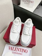 valentino专柜新款华伦天奴中帮新款运动鞋！帅气十足 檀健次 张艺兴 李荣浩演绎，Runboot运动鞋，轻盈舒适，大都市休闲感十足。 原版1:1定制牛皮面