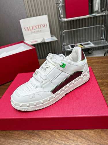 VALENTINO华伦天奴V家Freedots系列 情侣款 铆钉 休闲 运动鞋 滑板鞋 原版购入开发 做货 檀健次同款VALENTINO GARAVANI FR