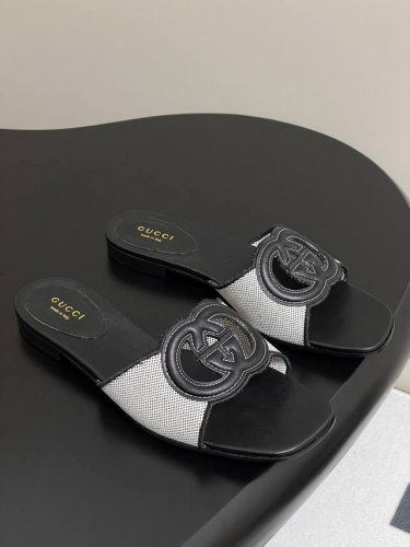 25Ss春夏新款Gucci古驰双 镂空粗跟凉拖鞋最新配色牛仔布 这款单品出自Gucci Lido系列 设计灵感源自意大利海岸的夏日风情和海滩俱乐部 从为品牌注入