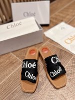 Chloe 克洛伊 最新的交叉编织带罗马拖鞋 明星们还没上脚秀 我们就抢先欧洲购入来复刻 进口定做的高密度多物料组合织带 并不是一般的帆布 而且十分笔挺 不像市