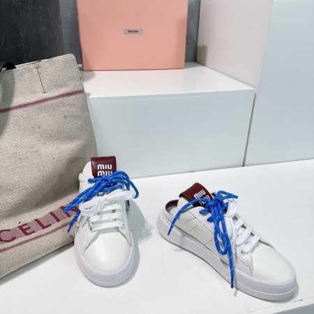高品质半拖 ！顶级品质Miumiu25春夏秀场主推款复古做旧擦色德训饼干鞋休闲运动鞋板鞋刷爆小红书爆款单品！ 非常适合当季，简约的隔板设计极具辨识度的鞋舌 上脚 - 点击图像关闭