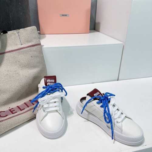 高品质半拖 ！顶级品质Miumiu25春夏秀场主推款复古做旧擦色德训饼干鞋休闲运动鞋板鞋刷爆小红书爆款单品！ 非常适合当季，简约的隔板设计极具辨识度的鞋舌 上脚