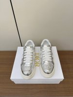 Dior迪奥新款发泡底厚底休闲鞋 太古汇RMB8230购入开发 这款Dior Star运动鞋延续经久不衰的轮廓，采用牛皮革精心制作，所以上脚会特别的舒服哦 饰以