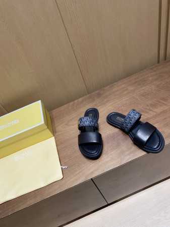 2025春款官网同步MichaelKors 印花时尚休闲平底拖鞋独家齐色发售！码数35-42 35 41 42定制不退换 工厂正常开始出货跑量价 元 - 点击图像关闭
