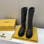 出厂价 顶级品质 FENDI芬迪 秋冬走秀款马丁靴，头层牛皮面料搭配F家经典老花、牛皮位全油边、后包高周波压印有皮里真羊毛里可选、机车造型时尚前卫，上脚非常舒适