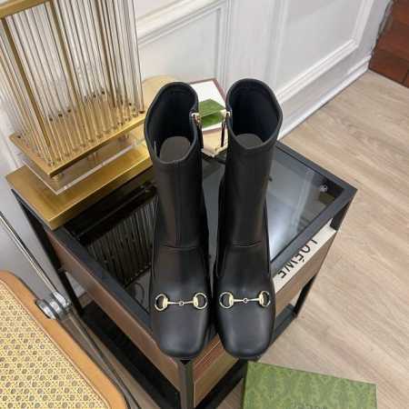 GUCCI 古驰 4 G家2024秋冬新品 专柜最新经典马衔扣粗跟短靴系列 上脚轻松驾驭任何服饰。设计简约、选择多样化的基础款，而非看似简单，实则添加许多繁琐必 - 点击图像关闭