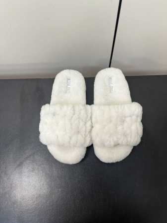 miumiu缪缪毛毛拖2024秋冬新款毛毛拖鞋Miu Miu秋冬新季的潮流要素，与此刻挚爱的概念，多元对撞，传达现代风格~ 怎么穿都好看今夏时髦精最爱 看起来不 - 点击图像关闭