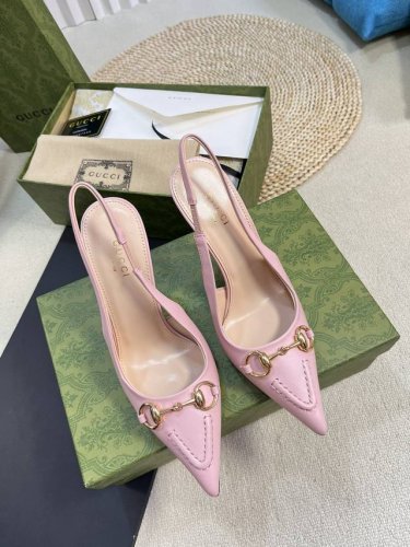 Gucci 24Ss春夏新款 G家尖头马衔扣V型系列 经典再现 简约设计高雅品质 鞋面以羊皮双G布材料匠心打造 鞋面缀饰亮眼的经典马衔扣 后带着釆用松紧带设计