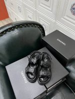 p直销P Chan*L小香爆款专柜一比一打造出来，火了整个半球的凉鞋，面料；牛皮+经典方格电绣，内里垫脚进口绵羊皮，脚槽结合人体脚型凹槽设计提高穿着舒适度。 鞋