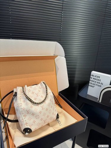 配飞机盒折叠盒子 Lv25秀款水桶包， Louis Vuitton 2025早春系列水桶包 新季包袋作品中最引人注意的新款NéOnoé 水桶包， 在底部和侧面加