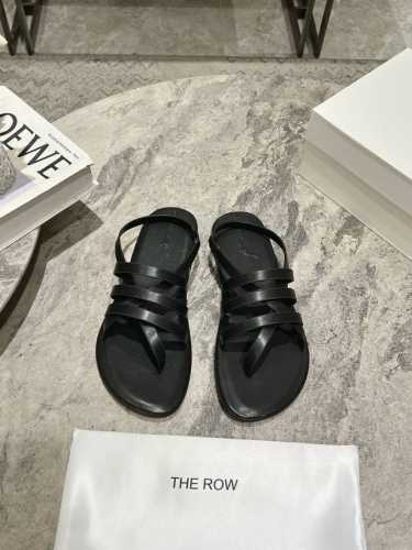 the row 真皮极简百搭平底凉鞋鞋脚真的是史上我穿过最最舒服的款式太柔软啦！磨脚星人一定要收了它 有一丢高级又简约的感觉其实除了好看以外它的舒适度真的是好穿