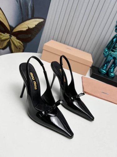 工厂 新款新品 Miu Miu 全新超美装饰搭配,时尚淑女气质十足 双色拼接 又不乏美艳色彩,外侧附带弹力象巾 上脚非常方便意大利引进的原版楦头是最新楦、出来形