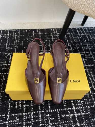 代购级 Fendi芬迪 24ss 新款FF金扣镂空 高跟凉鞋 带FF Baguette装饰性搭扣 奶油白色皮革材质。边缘饰有雕刻 金色饰面金属件 超级好看 非常