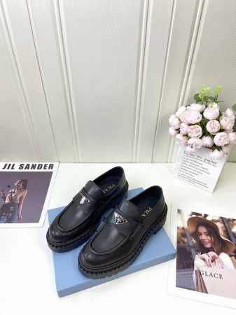 冲量价: prada* Wa 秋冬新款厚底乐福鞋 这款皮革乐福鞋采用厚实鞋底 匠制细节与当代元素增添活力 以全新时尚语言诠释经典 涂珐琅三角形金属徽标 高度55 - 点击图像关闭