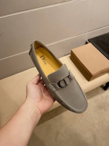 实价 Dior 官方新款，意大利名模贵族们爆款，Dior时尚界的佼佼者，无可超越，官方高品质精品高端豆豆鞋。适合驾车，休闲，白领，商务男士首选，明星周杰伦同款，