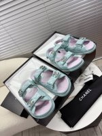 chanel~~沙滩鞋~~经典凉鞋，百搭M多裙子 裤子，网红搭配不同颜色袜子穿也超级洋气 看似简单的凉鞋却历经多月M次调试改模，鞋型中底工艺都是正品级别 实物比